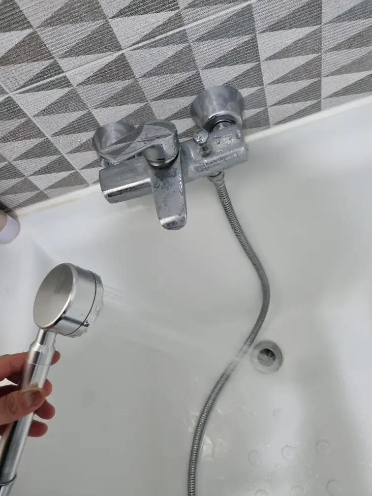 욕조 샤워기 교체, 수압과 누수 점검 방법